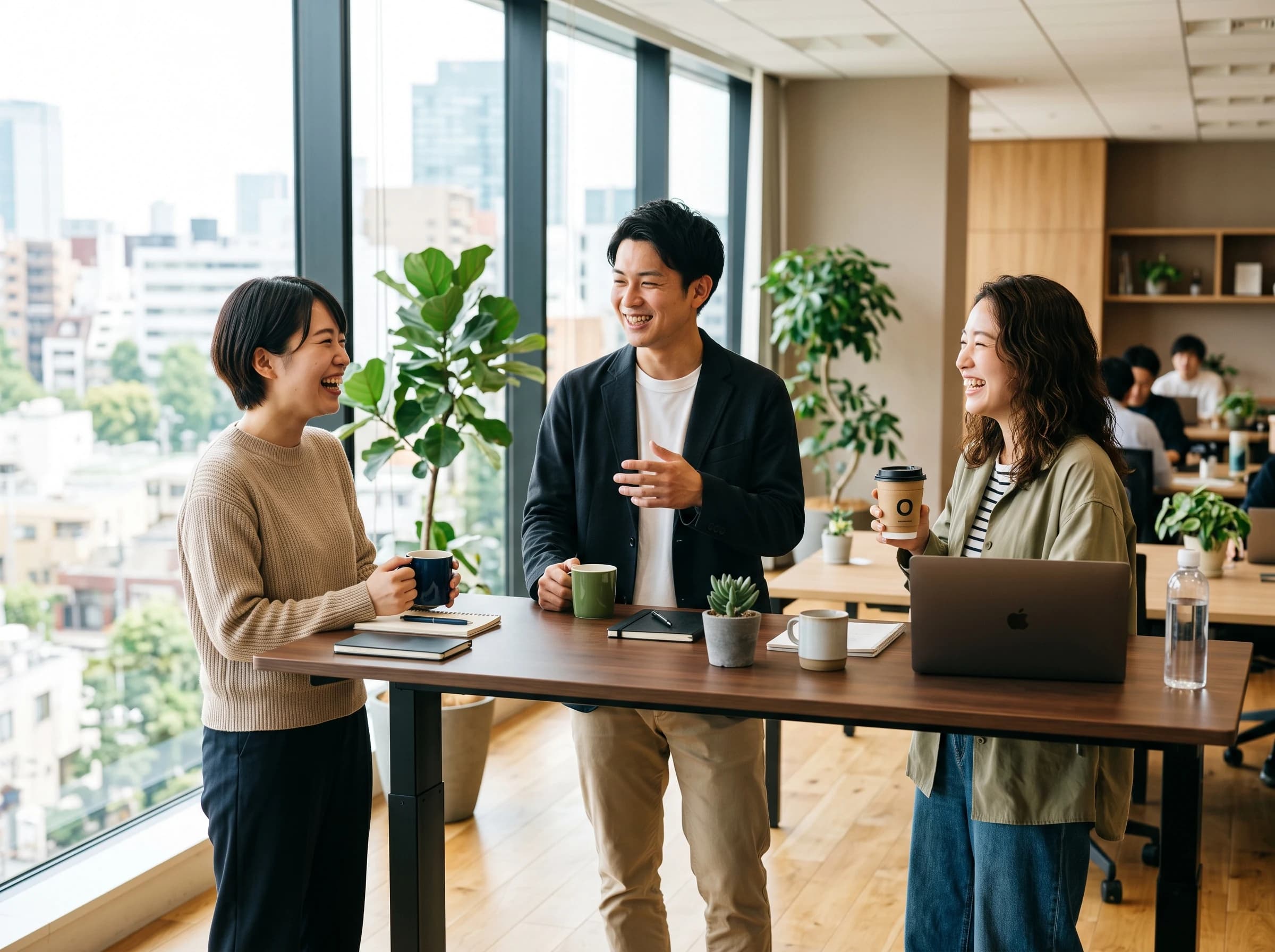 オフィスで立ち話をするスタッフ